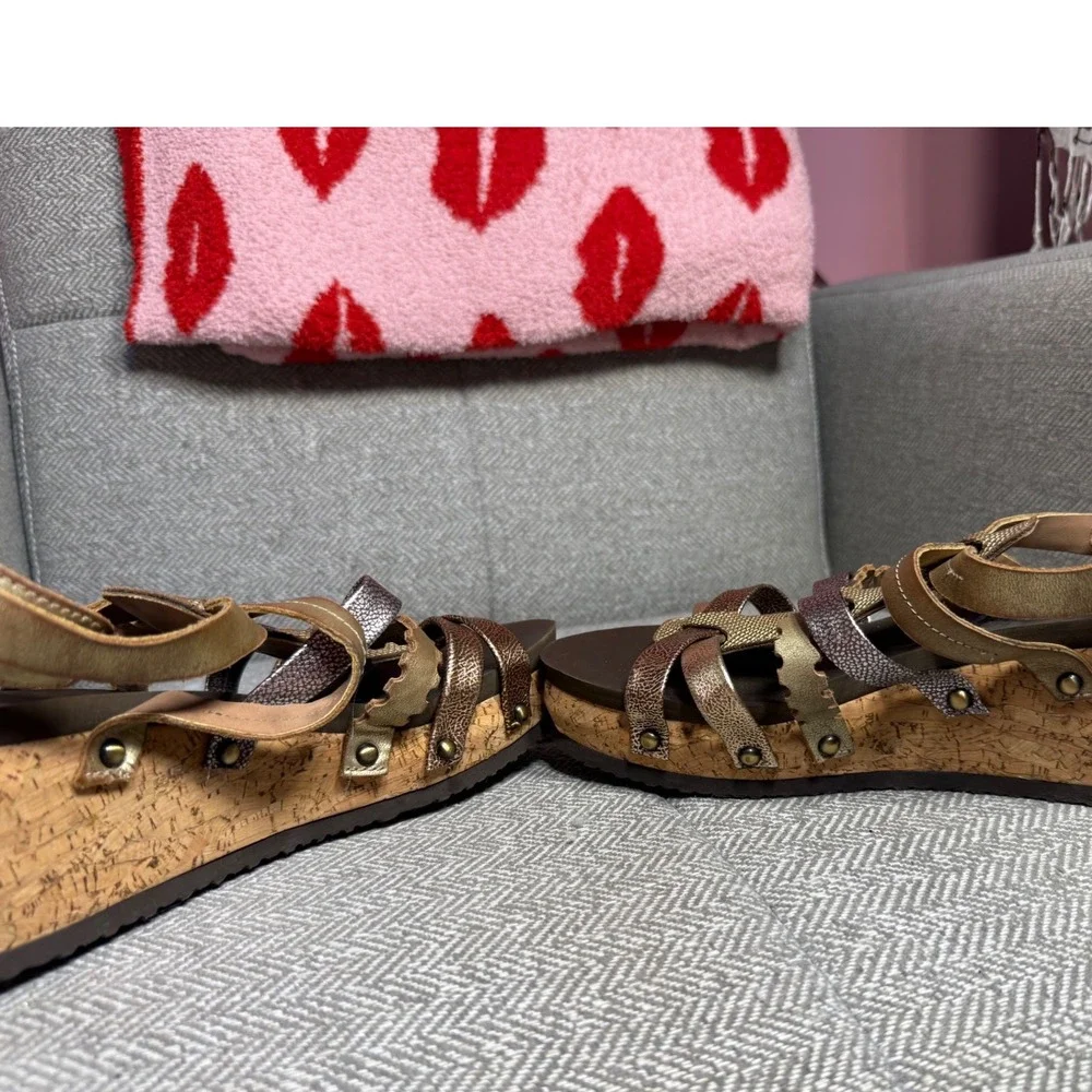 OTBT Storis Womens 8.5M Metallic Mixed Leather Cork‎ Wedge Strappy Sandals Gold